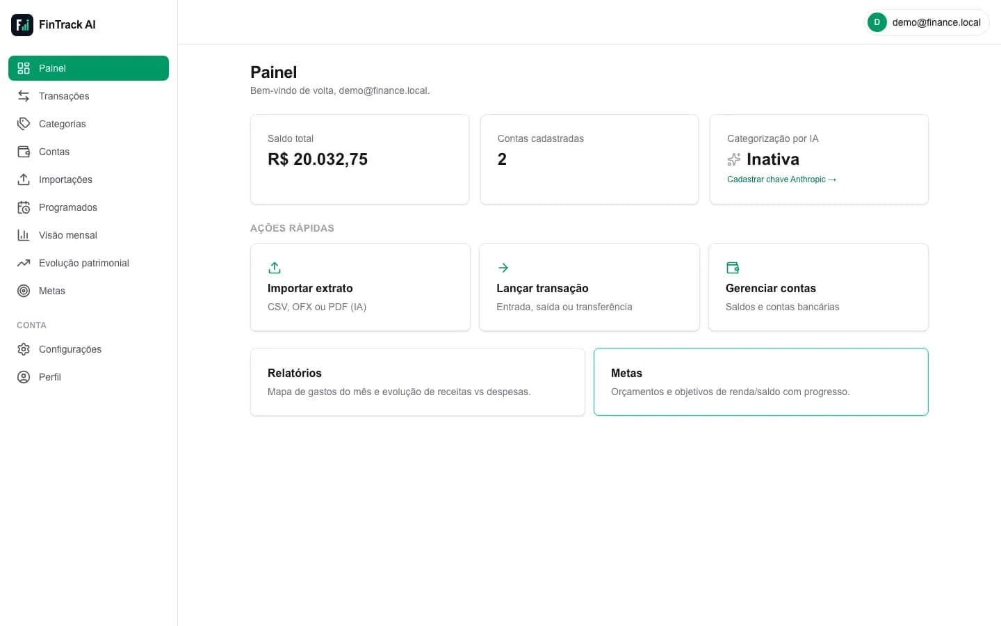 Painel do FinTrack AI com saldo total, contas e ações rápidas